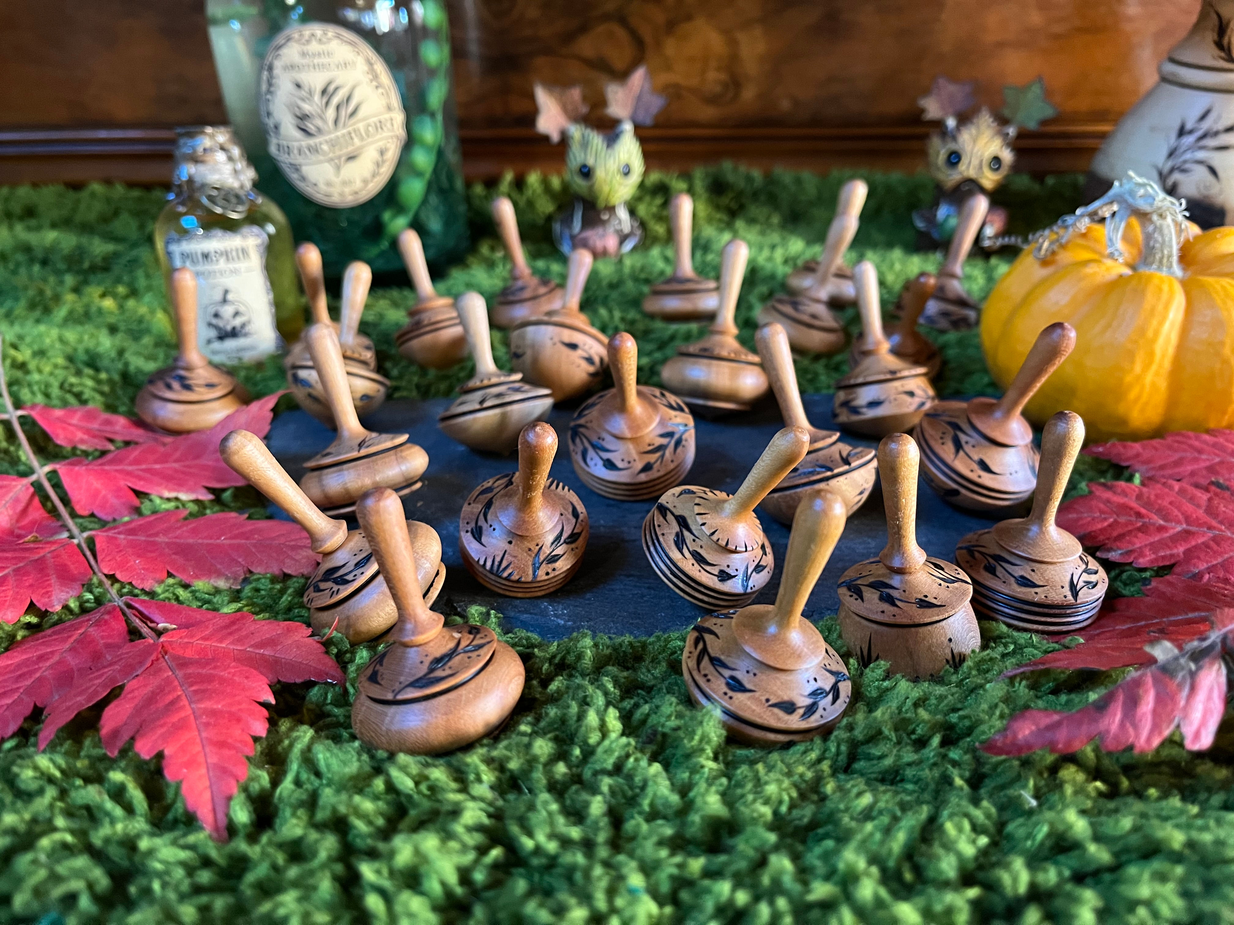 Toupies pyrogravées