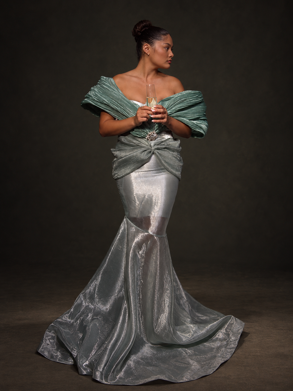 Portrait en robe sirène argentée.png