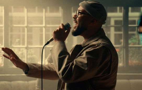 Ton Carfi aposta em influências da black music em álbum acústico surpreendente