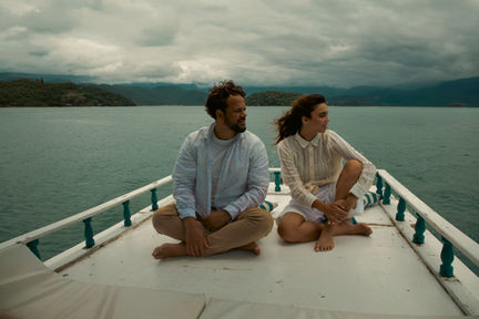 Marcos Almeida reabre disco “Calado” e traz a faixa “Acalmar”, dueto acústico com Dora Sanches 