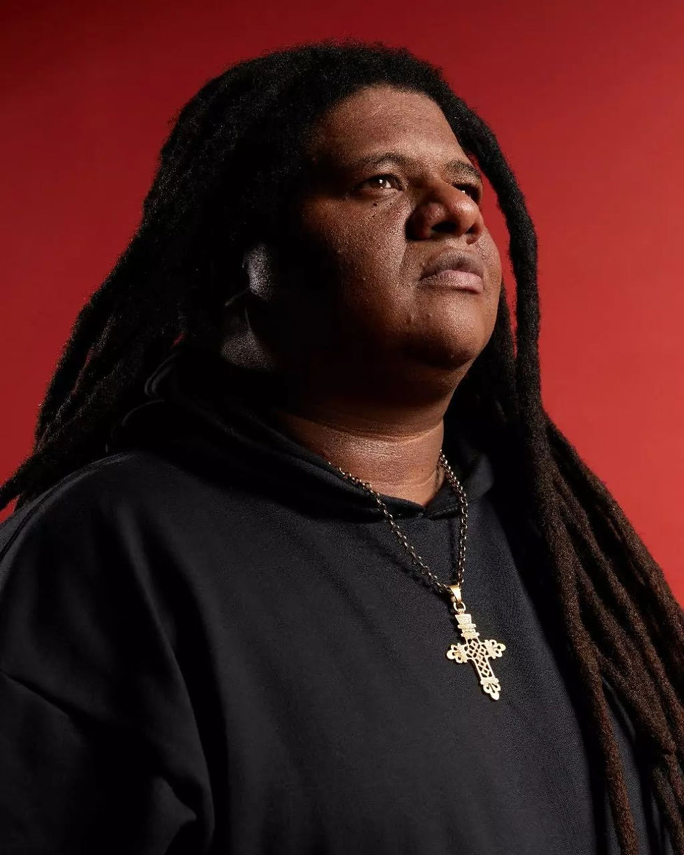 Kuky, o talentoso backing vocal do Ponto de Equilíbrio, um dos expoentes do Reggae nacional, aposta em uma sonoridade mais do que especial para o seu lançamento de “Deixa A Vida de Me Levar” em 17 de maio. Para o seu novo som, produzido por Bruno Dupre - que já trabalhou com nomes como Rael, Maneva e Cidade Verde Sounds - e Blessed, ele quer evocar aquele sentimento gostoso de ter uma vida leve e de aproveitar cada segundo que ela possa proporcionar, cheia de paz e luz. Com o seu dom vocal e talento precioso para escrever músicas, Kuky conta que toda essa gratidão pela vida é refletida na música: "Feliz em ter composto essa linda canção. Vida é uma preciosidade. Viver é um presente e é para celebrar o amor”, contou. Próximos passos A faixa não ganhará um videoclipe, por enquanto, mas ele colocará “Deixa A Vida Me Levar”, frase eternizada na voz de Zeca Pagodinho, no seu novo álbum, chamado de “Chegou a Vez”, que é a sua prioridade do momento. Ele terá 10 faixas, entre elas, “Wakanda”, “Ser Feliz”, “Irie”, “Vibe”. Para o novo projeto, ele tem inspirações grandiosas da música nacional e internacional, como Djavan, Tim Maia, Bob Marley, Damian Marley e Morgan Heritage.