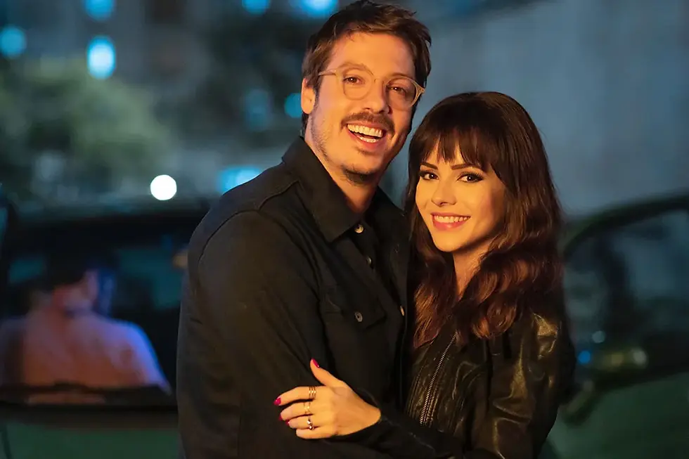 "Evidências do Amor": Fabio Porchat e Sandy estrelam comédia romântica que viaja no tempo Fabio Porchat e Sandy, protagoniza um filme emocionante que promete conquistar o coração do público com sua química irresistível! Mais de 120 mil pessoas foram ver a estreia de “Evidências do Amor” no primeiro final de semana! O longa estrelado por Fabio Porchat e Sandy, leva os espectadores por uma jornada emocionante repleta de amor, risadas e momentos inesquecíveis. Dirigido por Pedro Antônio, de “Tô Ryca” e “Um tio Quase Perfeito”, "Evidências do Amor" é uma história envolvente que acompanha os destinos cruzados de Miguel (Fabio Porchat), um desenvolvedor de aplicativos em busca de inspiração, e Luiza (Sandy), uma médica e cantora. O filme mergulha fundo no relacionamento dos protagonistas e faz uma autêntica viagem no tempo ao som do clássico de Chitãozinho & Xororó, digo José Augusto. O nosso protagonista, infeliz com o término do relacionamento, acaba voltando no tempo toda vez que o clássico da nossa música toca, é por aí que a história se desenvolve e os nossos personagens embarcam em uma jornada de autodescoberta e redescoberta do amor. Com diálogos inteligentes, momentos de humor leve e uma envolvente química entre os protagonistas, "Evidências do Amor" promete encantar e emocionar o público de todas as idades. Prepare-se para se apaixonar, rir e se emocionar com esta história que celebra o poder transformador do amor.