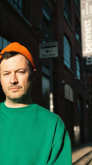 SYML lança edição deluxe de Paris Unplugged com cover de "Mr. Sandman"