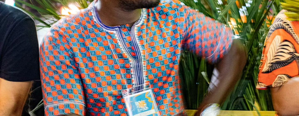 Em uma iniciativa voltada para promover a diversidade cultural e a representatividade negra, a primeira edição da Mostra "Pretou" chega acontece nos dias 8 e 9 de maio, às 17h, na Cervejaria Capivas. Idealizada pelo artista da moda por Fabio Castro, a mostra pretende dar destaque e visibilidade aos artistas pretos locais, oferecendo uma plataforma para que expressem suas identidades e criatividades. O evento é gratuito.  "Queremos dar evidência para os artistas pretos mostrarem seus trabalhos autorais, coisas que as pessoas estão fazendo, suas ideias e referências", diz Castro sobre a motivação por trás da mostra. Ele enfatiza a importância de proporcionar acesso à arte negra, muitas vezes marginalizada, em uma parte central da cidade, facilitando a conexão entre os artistas e o público.  Com uma programação diversificada, a mostra apresentará uma série de atividades culturais, incluindo exibição de filmes, dança, poesia, pintura ao vivo, desfile de moda, exposição de artes visuais, apresentações musicais e rodas de conversa. "O objetivo da mostra é dar visibilidade para esses artistas, mostrando o que está sendo feito por eles e a representatividade também", destaca o idealizador.  A curadoria da mostra foi cuidadosamente elaborada por Fabio, que selecionou uma variedade de artistas de diferentes áreas, desde música até cinema e literatura, para participar do evento. Destacam-se nomes como Junior Matos, reconhecido multi-instrumentista local, e Bia Ramos, renomada coreógrafa de dança.  Além de celebrar a riqueza da cultura negra, a mostra também desempenha um papel crucial na afirmação da identidade cultural do Estado de Mato Grosso do Sul. "É uma oportunidade de firmar a cultura negra no Estado, um reconhecimento dessa cultura, colocando em evidência esses artistas", ressalta o idealizador. Ele enfatiza a importância de eventos como esse para promover uma verdadeira democracia cultural, reconhecendo a presença e contribuição dos negros em todas as esferas da arte.  A Mostra "Pretou" é um convite para todos se envolverem com uma expressão autêntica da cultura negra, celebrando a diversidade e o talento dos artistas locais. O projeto foi contemplado com recurso da Lei Paulo Gustavo (LPG), do MinC – Ministério da Cultura, Governo Federal, por meio de edital da Sectur – Secretaria de Cultura e Turismo de Campo Grande, instituição vinculada à Prefeitura Municipal de Campo Grande (PMCG).  Mais informações pelo Instagram @vitrinedomato.  Programação:  DIA  8 de maio:  - 17h00: Abertura da exposição coletiva "Enegrecer" e live painting com Tita Flore;  - 17h30: DJ Ladyafro;  - 18h00 - 19h30: Exibição de curtas e roda de conversa com cineastas negros;  Ulisver Silva, Railson Chaves e a professo de audio visual da UFMS Daniela Siqueira  - 19h30: Performance de Sabrina Lima;  - 20h00: DJ Ladyafro;  - 20h30: Intervenção poética com  C.J  - 21h00 - 22h00: Apresentação musical com Junior Matos.  DIA  9 de maio:  - 17h00: Bate-papo com artistas negros da literatura;  - 19h00: Intervenção teatral com Yago Garcia;  - 20h00: DJ TGB;  - 20h30: Intervenção de dança com Arielll Lucasss e Bia Ramos;  - 21h00: Desfile de moda com marcas Touché, Ayele Tissu e Pele Preta;  - 21h30 - 22h30: Apresentação musical com Silveira