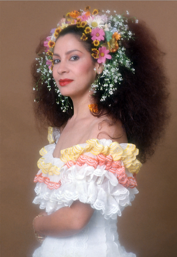 A meteórica trajetória de Clara Nunes, mineira de Caetanópolis que se transformou em estrela de primeira grandeza da música popular brasileira, está retratada no livro “Clara, uma fotobiografia”. Parceria da Numa Editora com a Editora PUC-Rio, a edição será lançada no próximo sábado, dia 2 de março.