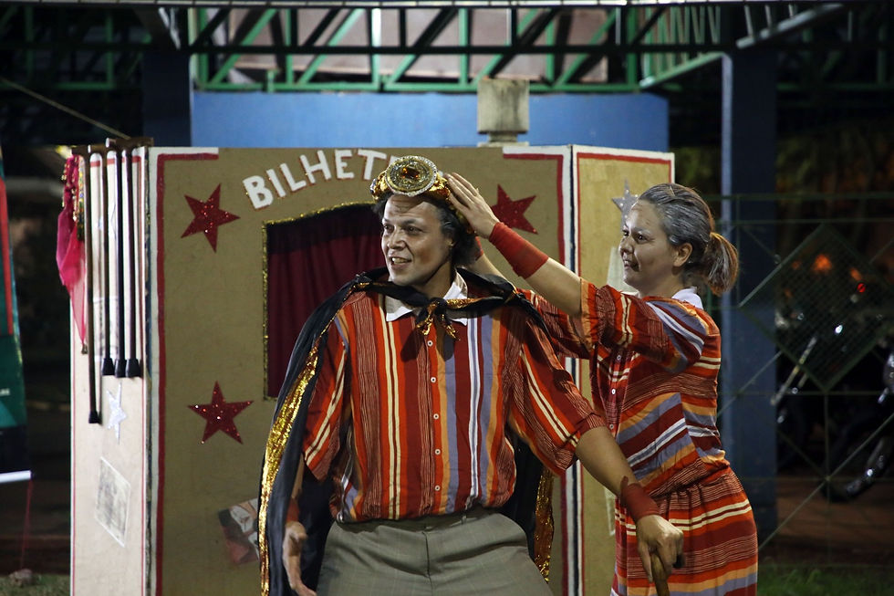 Com o projeto ´Circo.Lação´ a Cia Pisando Alto apresenta o espetáculo circense de rua ´Gran FinaLLe´ na quinta (16) às 14 horas e, na sexta (17), às 9h30, na Associação Amigos da Criança e do Adolescente (ACA), para o público em geral, com intérprete de libras. O projeto está sendo realizado com o incentivo do Fundo de Investimentos Culturais de Mato Grosso do Sul (FIC), da Fundação de Cultura de MS (FCMS), do Governo do Estado de MS.