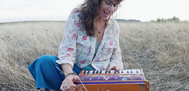 Lucie Richard jouant de l'harmonium