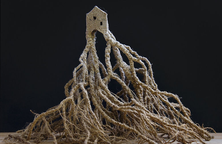 Maison racine, oeuvre textile de Lucie Richard