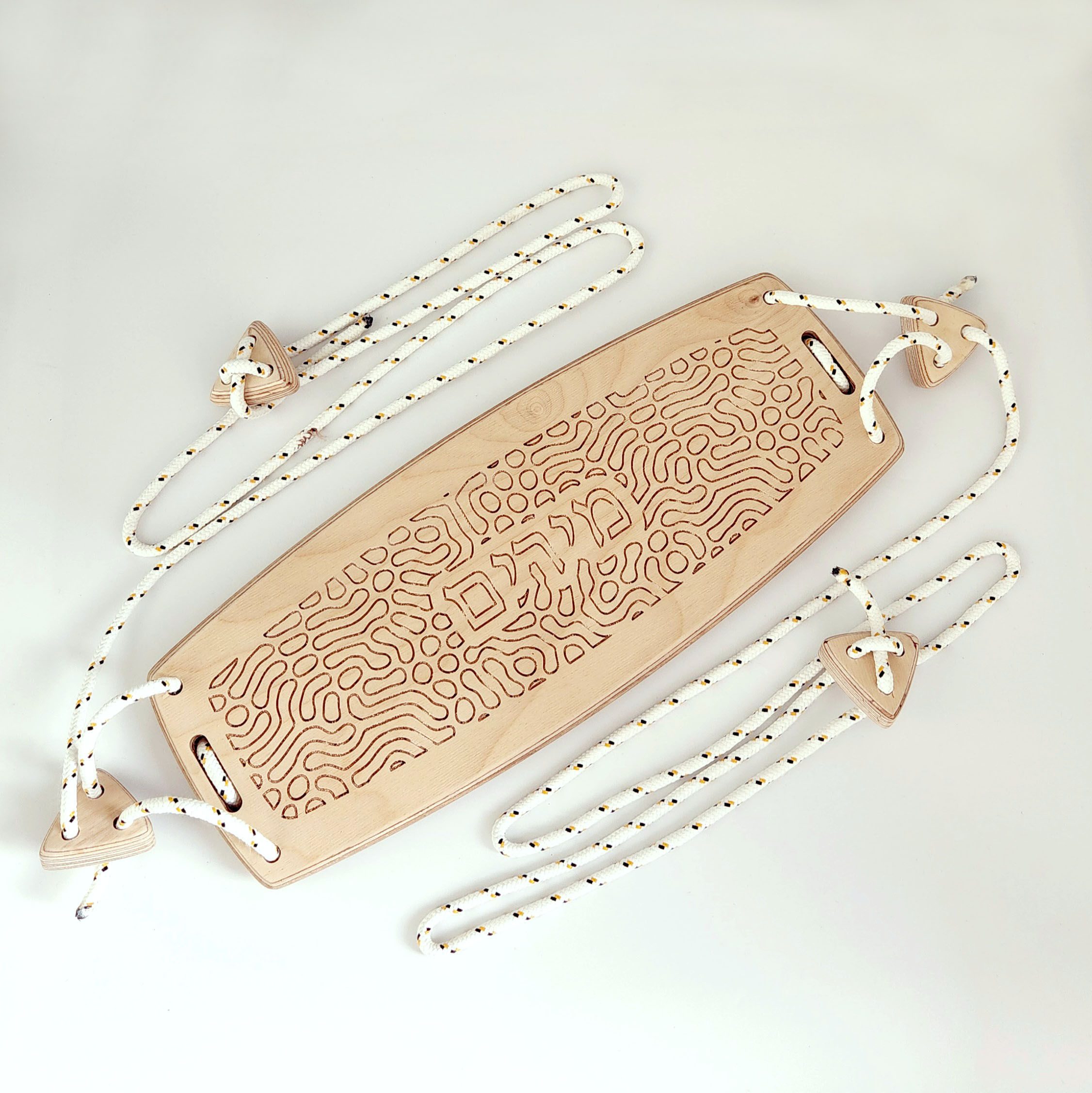 נדנדה מעץ לילדים