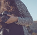 Mujer-Holding-a-Cámara