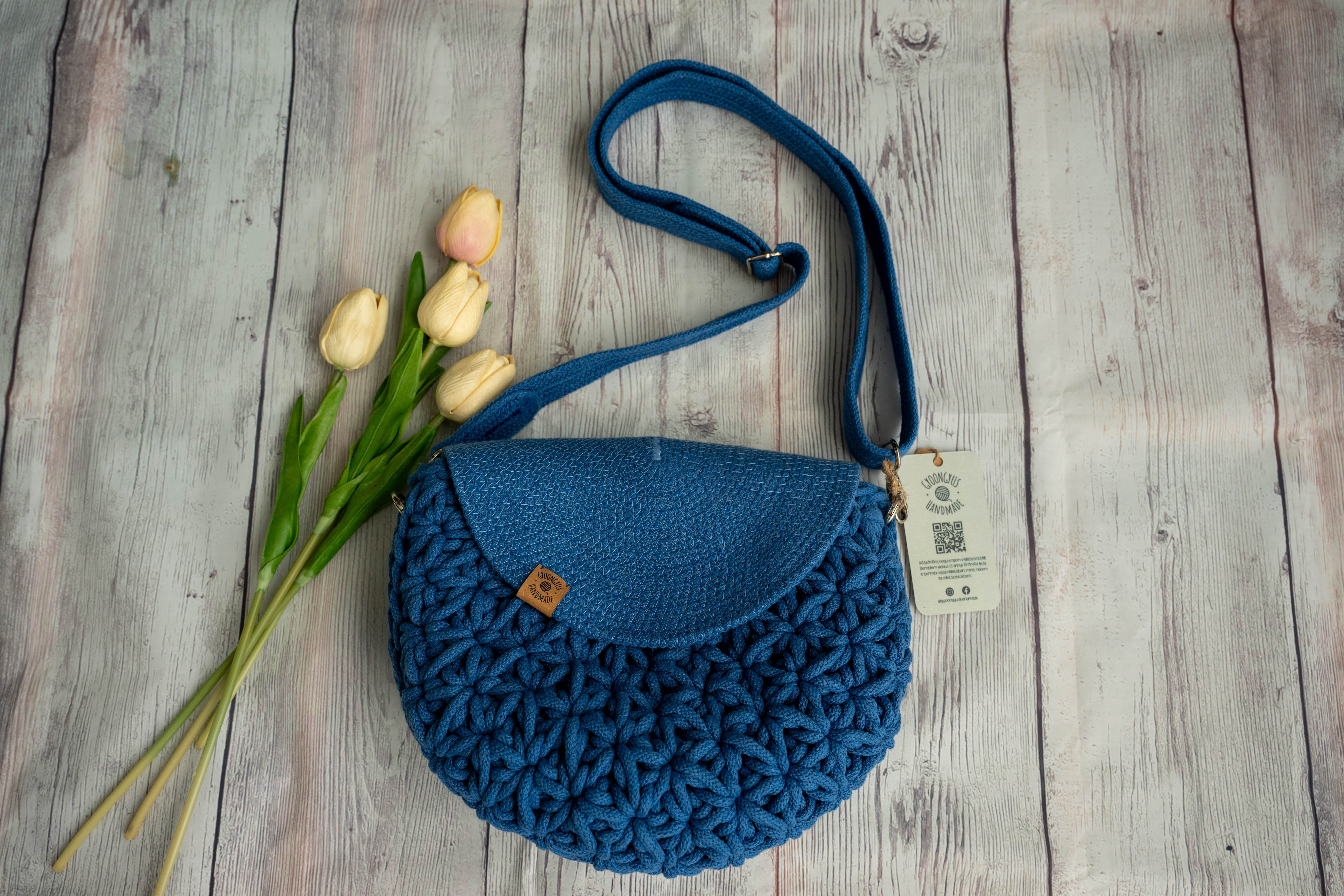 Crossbody - jázmin mintával, tengerészkék