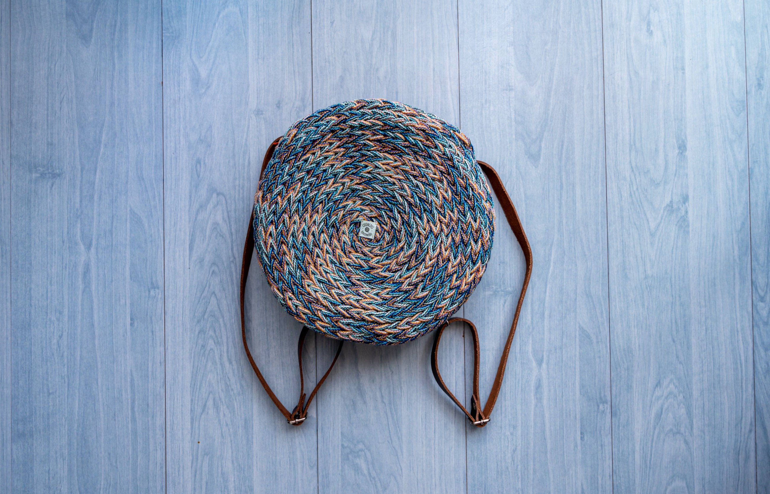 Kör alakú hátizsák - minimál mintával