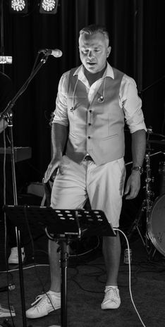 Musiker på scene, sort/hvid foto