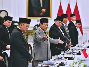 President Prabowo Subianto with Foreign Minister Sugiono, Danantara CEO Rosan Roeslani, Coordinating Minister for Economic Affairs Airlangga, and Defence Minister Sjafrie Sjamsoeddin during the welcoming ceremony for South African President Matamela Cyril Ramaphosa at the Merdeka Palace, Jakarta, Wednesday, 22 October. Photo: Ministry of Defense.