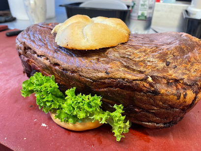 ein belegtes Kaiserbrötchen mit einem ganzen Leberkäse als Spass