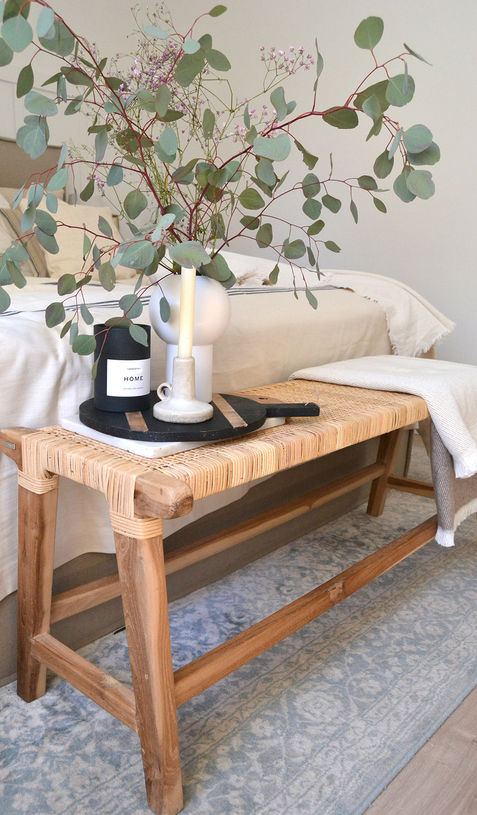 Holzbank im Schlafzimmer mit Eukalyptus