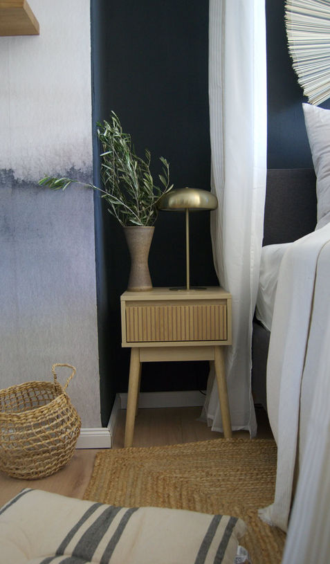 Moderner Nachttisch mit goldener Lampe