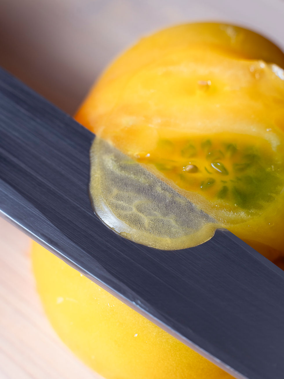 Un légume coupé au couteau simple tranchant