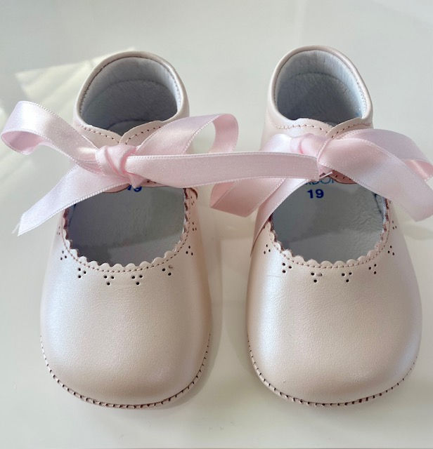 Thumbnail: Leather shoes with satin ribbon.