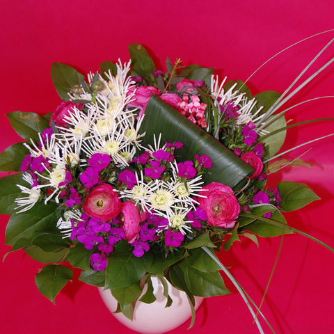 Bouquet rond de fleurs rose soutenu