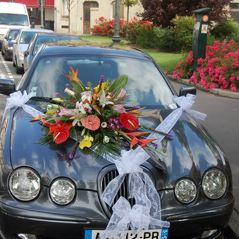 Capot de voiture en fleurs exotiques