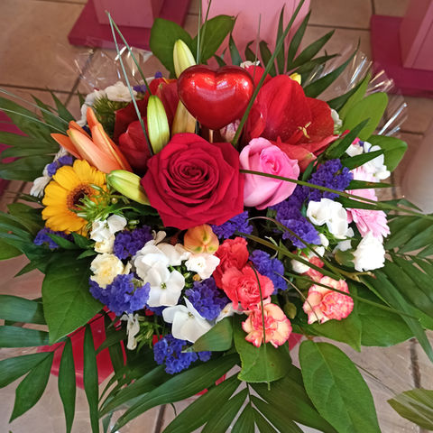 Bouquet rond de fleurs coupées variées