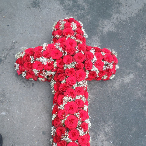 Croix en roses rouges