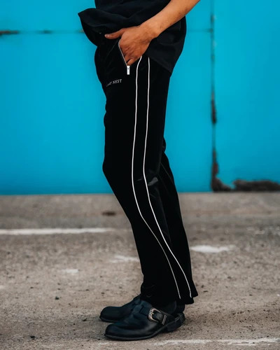 ラストネスト　LAST NEST Velour Emb Track Pants LAST NEST(ラストネスト)商品ページ - Velour Emb Track Pants V2