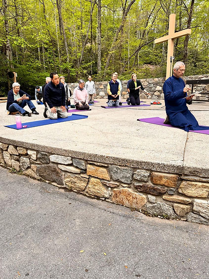 Dr Mao leading Sunday Renewal Ceremony at 2024 Retreat