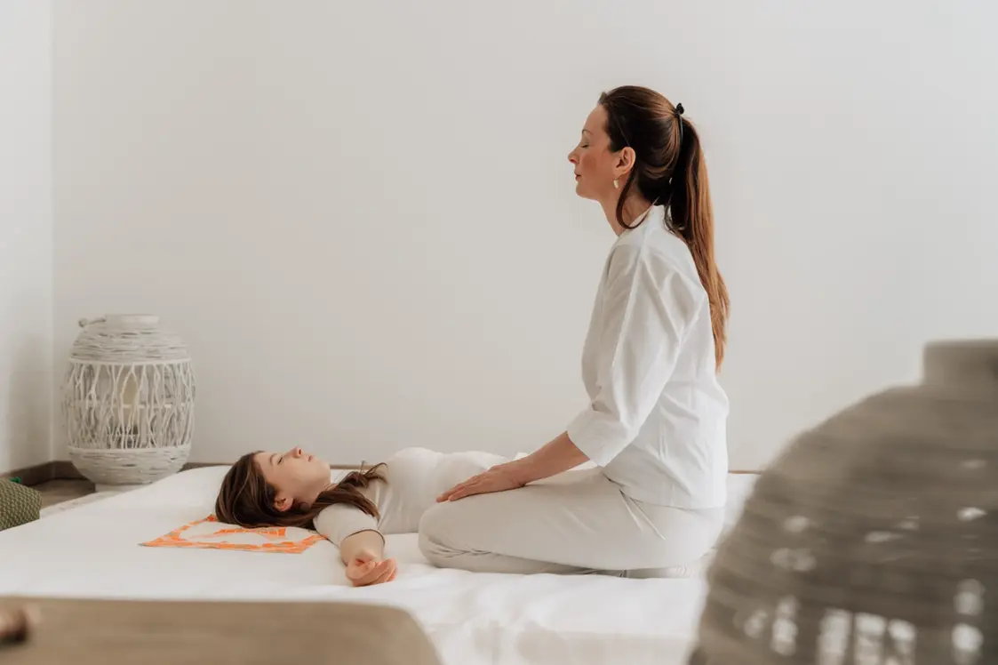 Shiatsu Behandlung beginnt in ruhiger Atmosphäre zur Förderung von Entspannung
