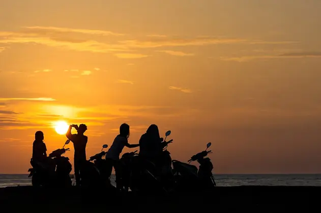 Met de scooter samen de zonsondergang beleven op Bonaire, een moment van pure vrijheid