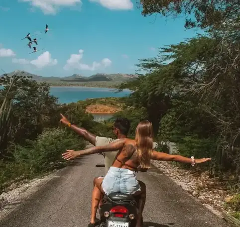 Met de scooter op avontuur over Bonaire en onderweg flamingo’s spotten bij de zoutpannen.