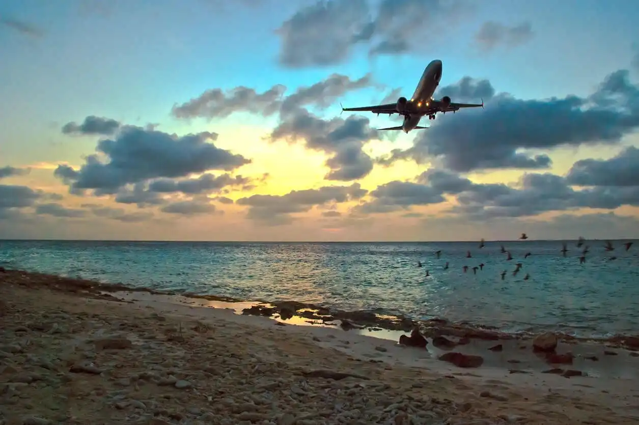Vliegtuig die land bij Flamingo Airport Bonaire