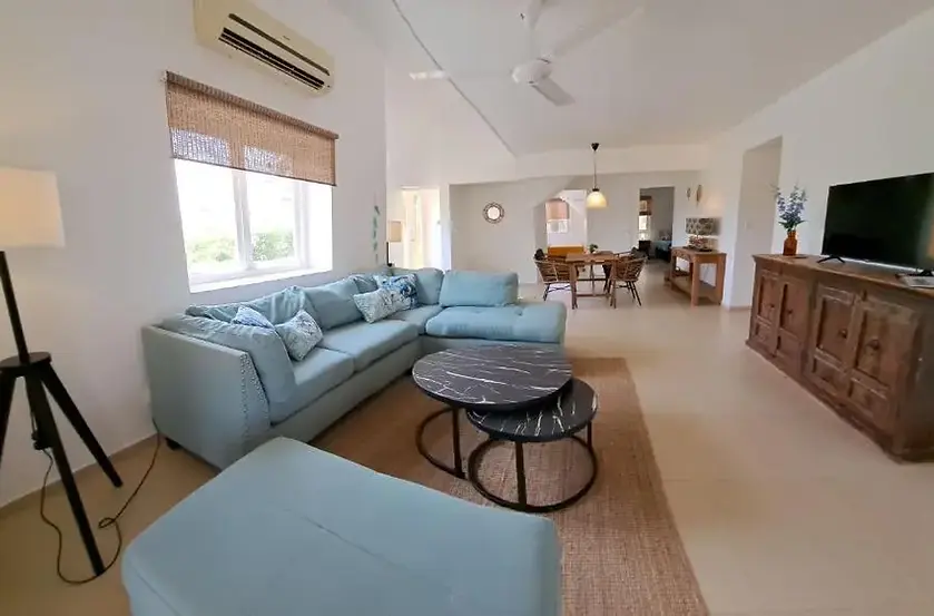 Moderne woonkamer in een appartement van BnBBonaire met zithoek, televisie en open keuken