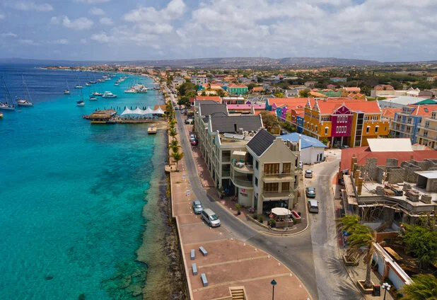 De skyline van Kralendijk, Bonaire, de zee en de wegen rondom de boulevard