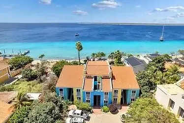 Appartement direct aan zee met helderblauw water en kleurrijke gevel op Bonaire