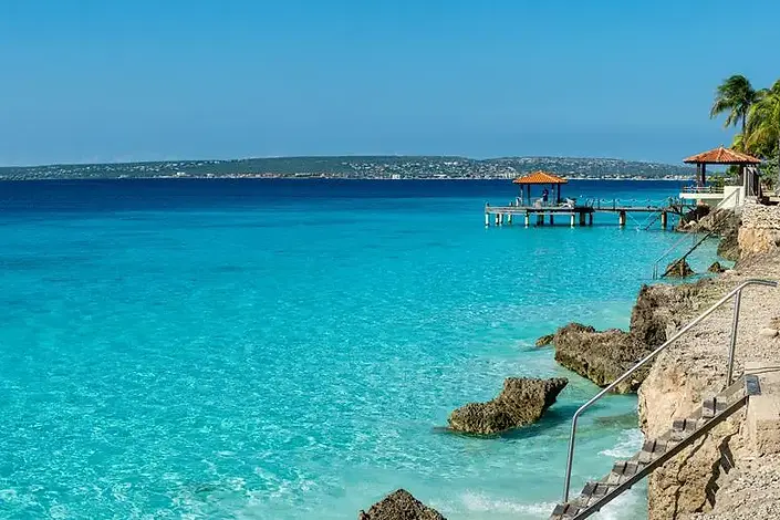 Bachelor’s Beach tegenover BlooZZ Resort Bonaire met kristalhelder zeewater