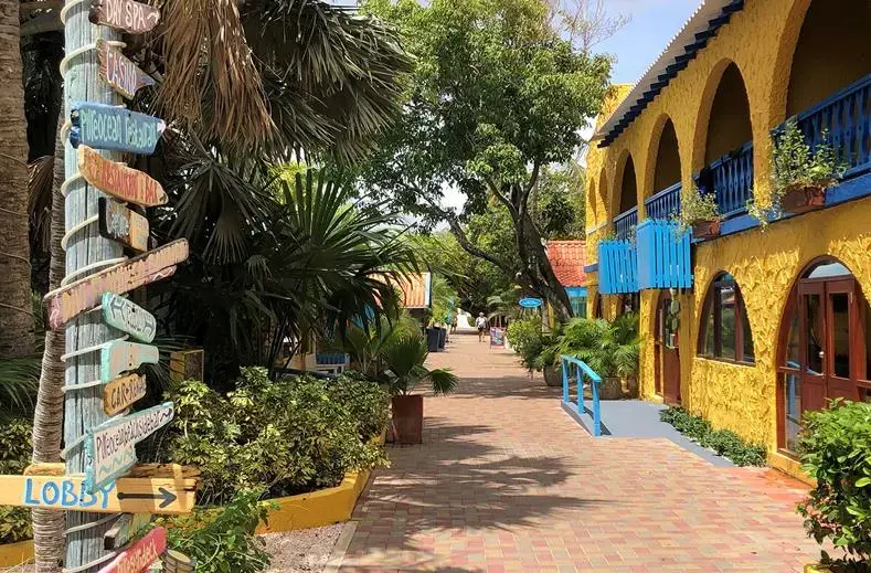 Paal met houten bewegwijzering op het Divi Flamingo Beach Resort