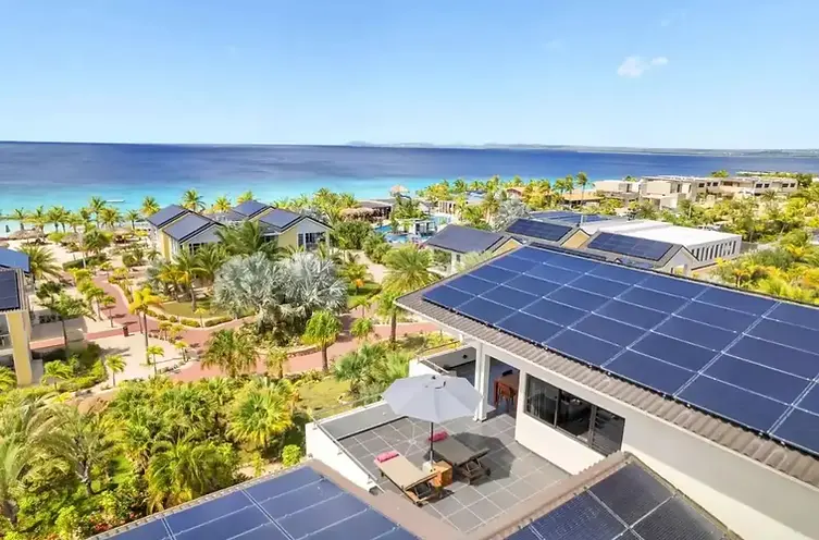 Luxe eco-resort op Bonaire met zonnepaneeldaken, tropische tuinen en uitzicht op de Caribische Zee