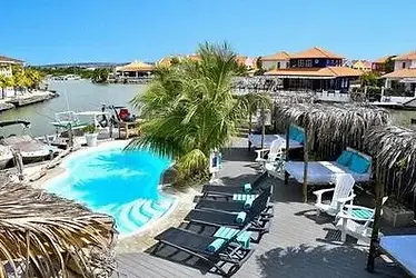 Tropisch appartement met zwembad, palmbomen en uitzicht op de jachthaven op Bonaire