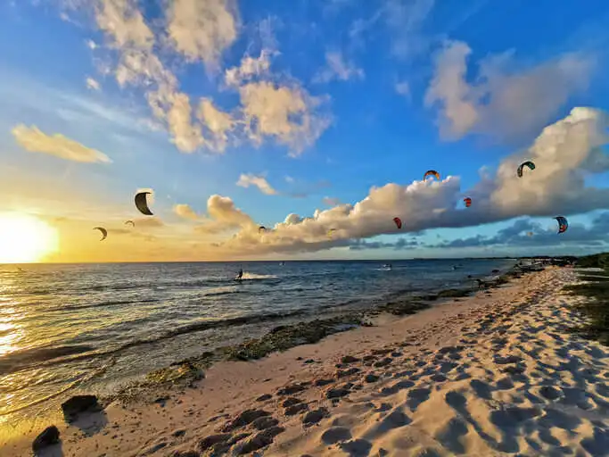 Kiten op Bonaire met zonsondergang