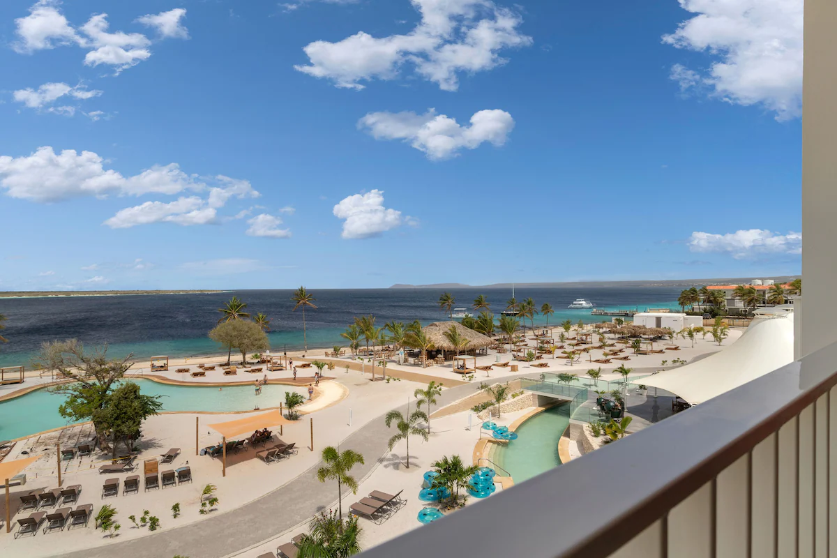 Uitzicht over het strand en zee vanaf Chogogo Bonaire