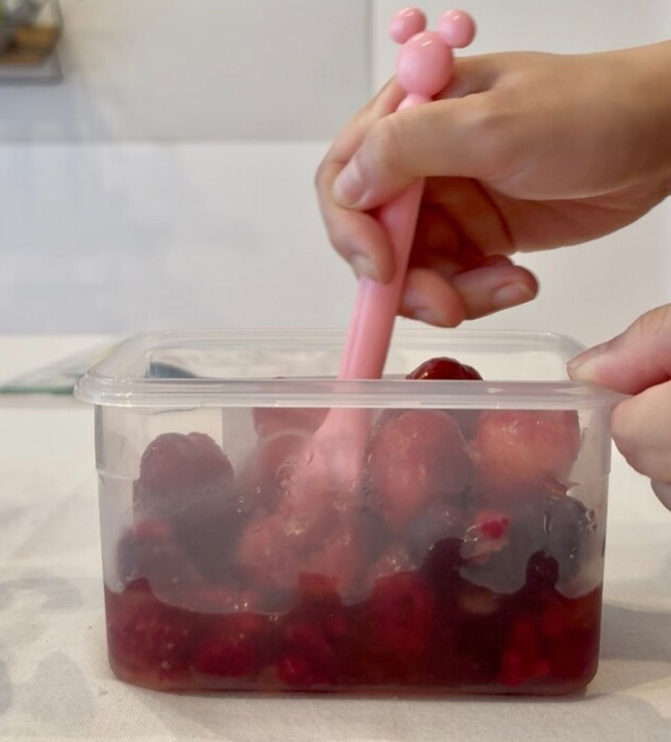 酵素ドリンクと冷凍フルーツを混ぜて作るヘルシーアイスの様子。宮崎市エステ「ルスリール」で人気のIZM酵素ドリンクを使った簡単レシピ。