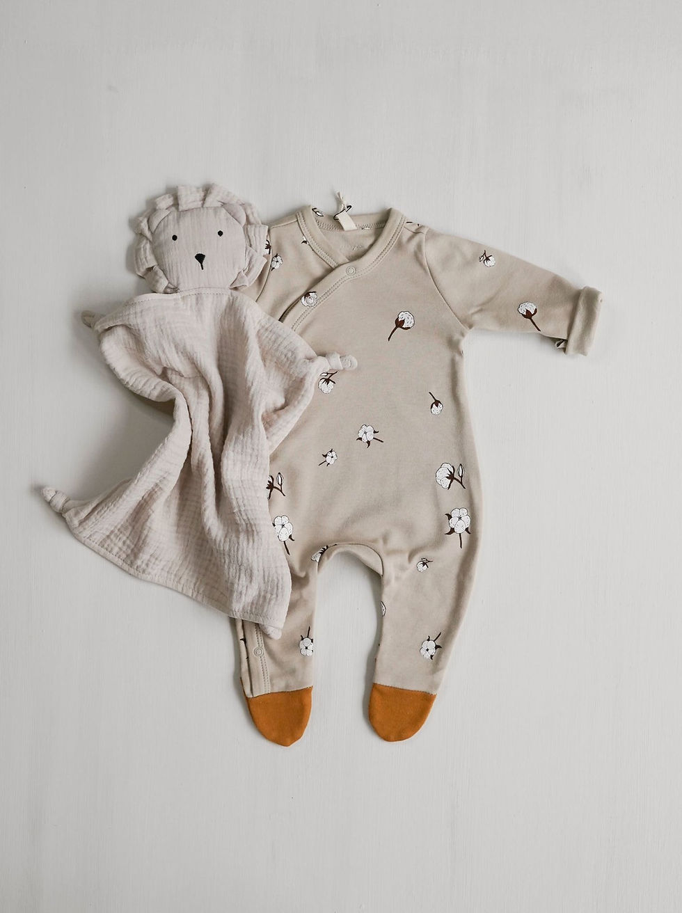 Thumbnail: Cottonfield Suit With Contrast Feet