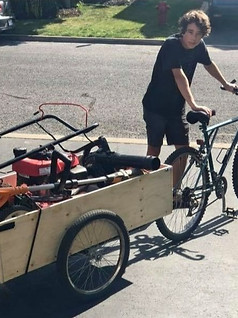 Vélo avec remorque artisanale