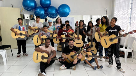 Projeto “Harmonizando a Vida” oferece introdução ao violão em Bragança Paulista/SP