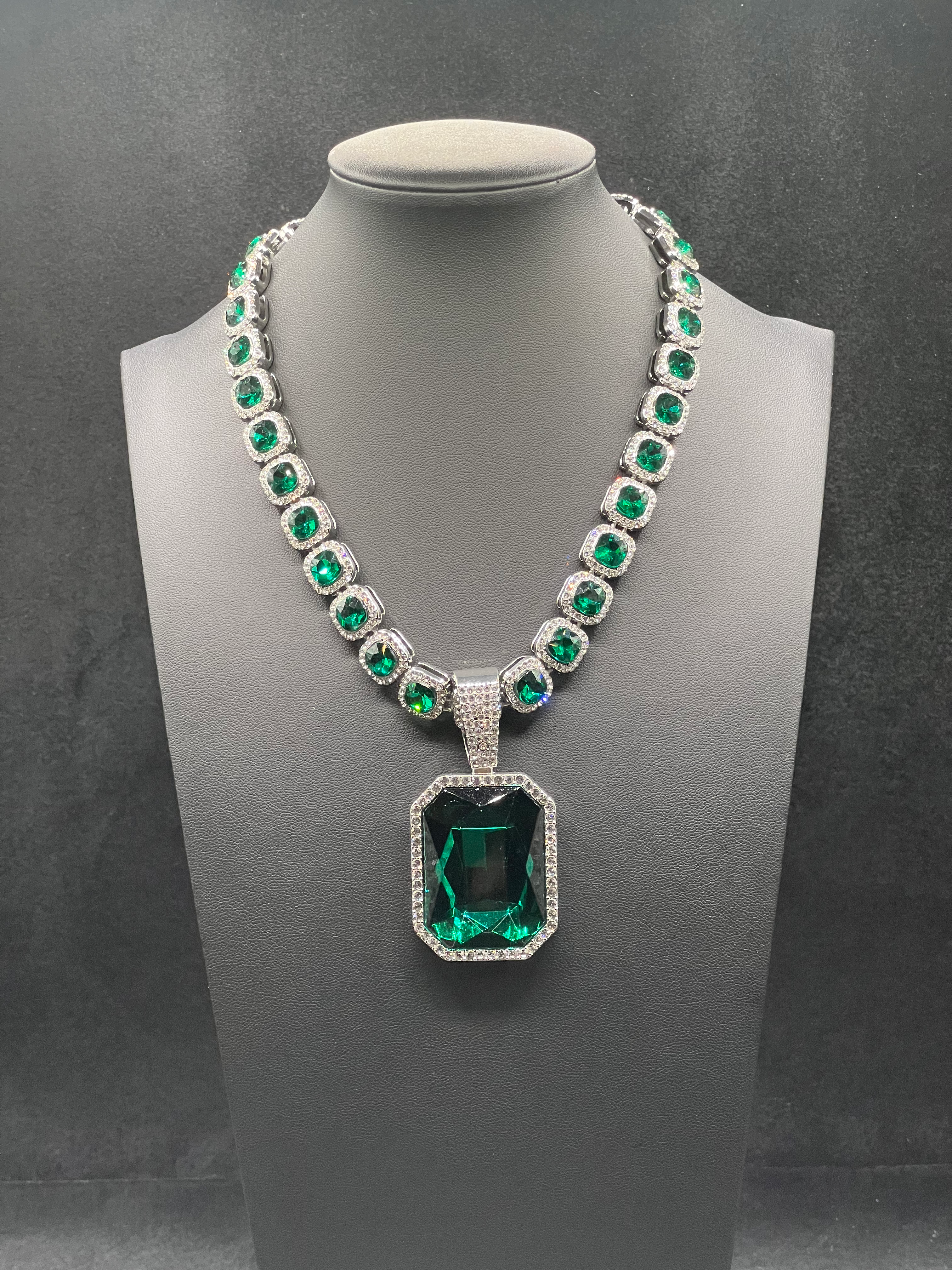 Silver Glowing Emerald Pendant Gem Link Chain
