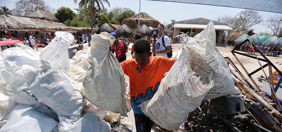 28056446_777601449108121_376636389939325