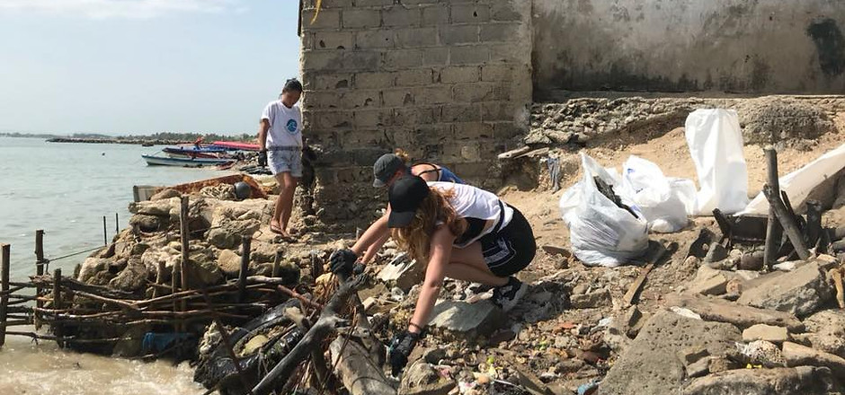 37586662_864936073707991_640142181720601