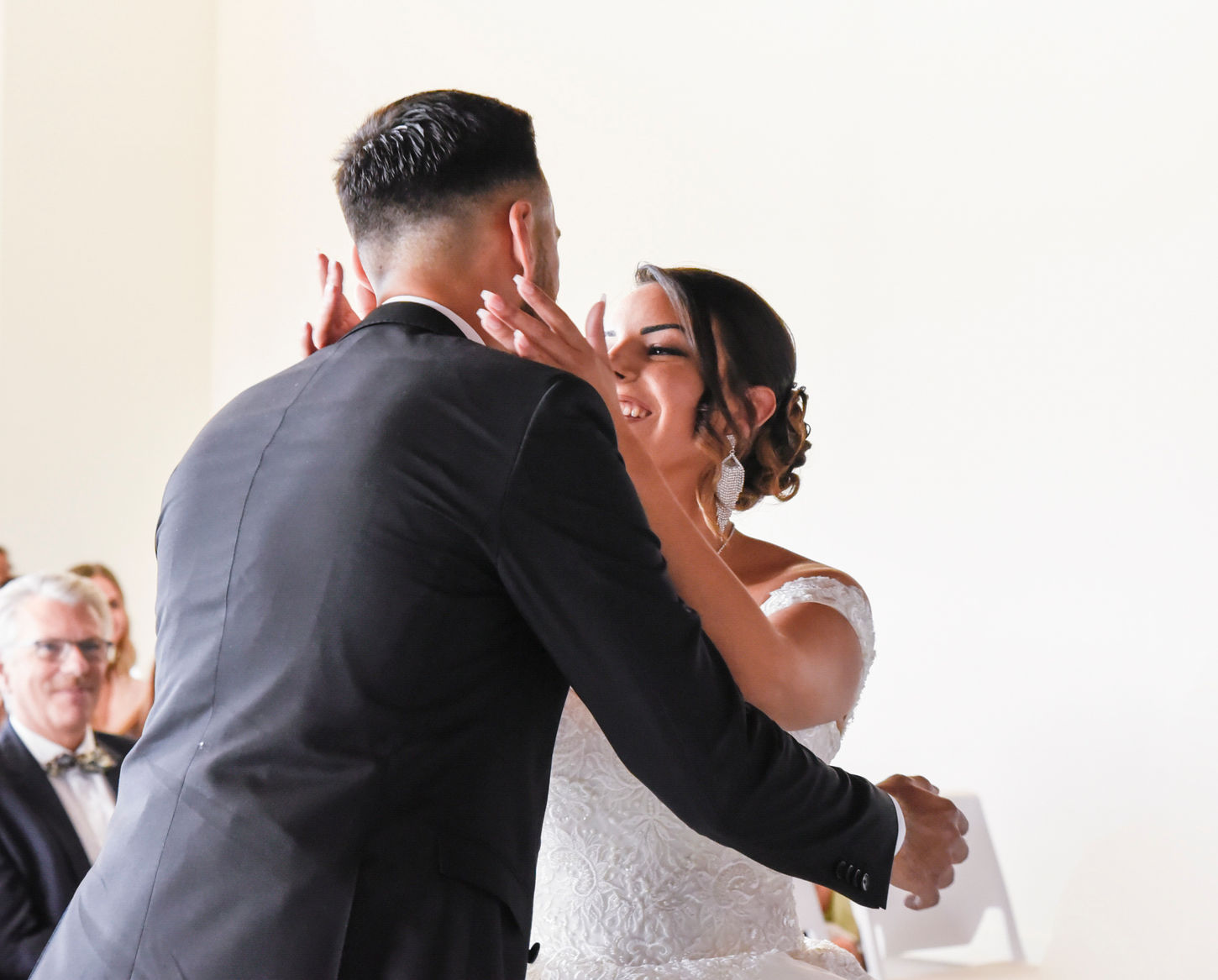 photo de mariage pendant la cérémonie à la mairie de Pertuis d'un couple de mariés s'embrassant.